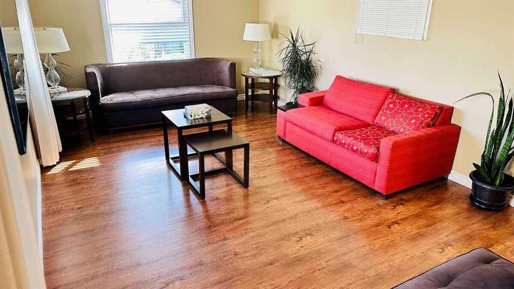 27 Penworth Place Se, Calgary, AB - Indoor Photo Showing Living Room