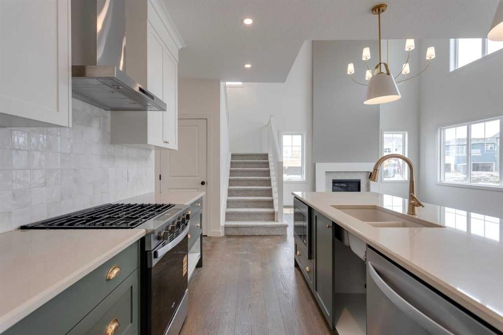21 Bayview Mews Sw, Airdrie, AB - Indoor Photo Showing Kitchen With Double Sink With Upgraded Kitchen