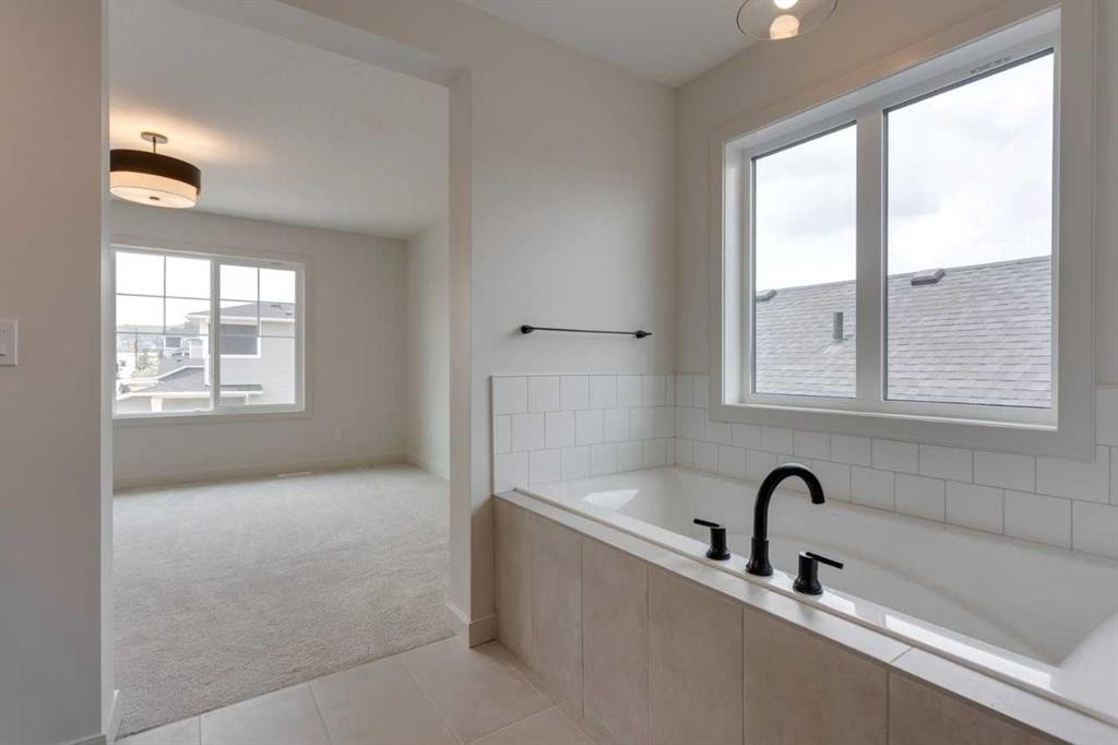 21 Bayview Mews Sw, Airdrie, AB - Indoor Photo Showing Bathroom