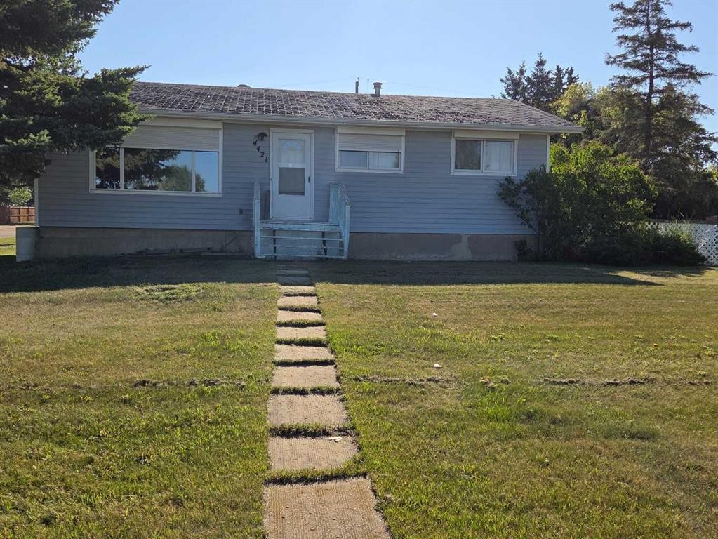 4421 44 Street, Castor, AB - Outdoor