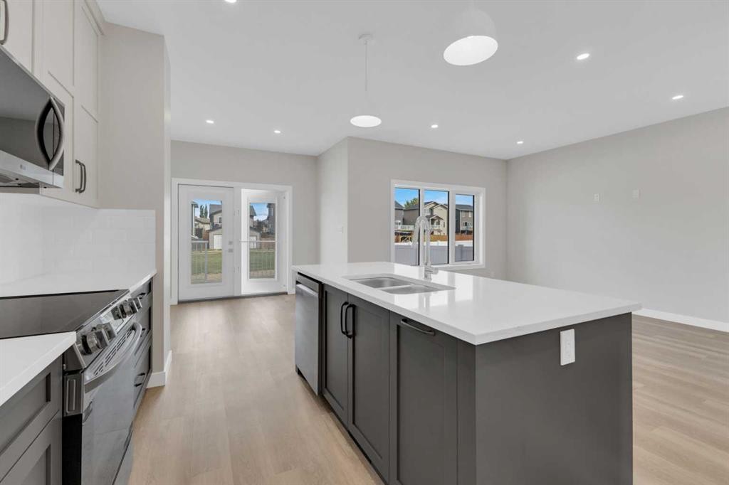 114 Palmer Circle, Blackfalds, AB - Indoor Photo Showing Kitchen With Double Sink
