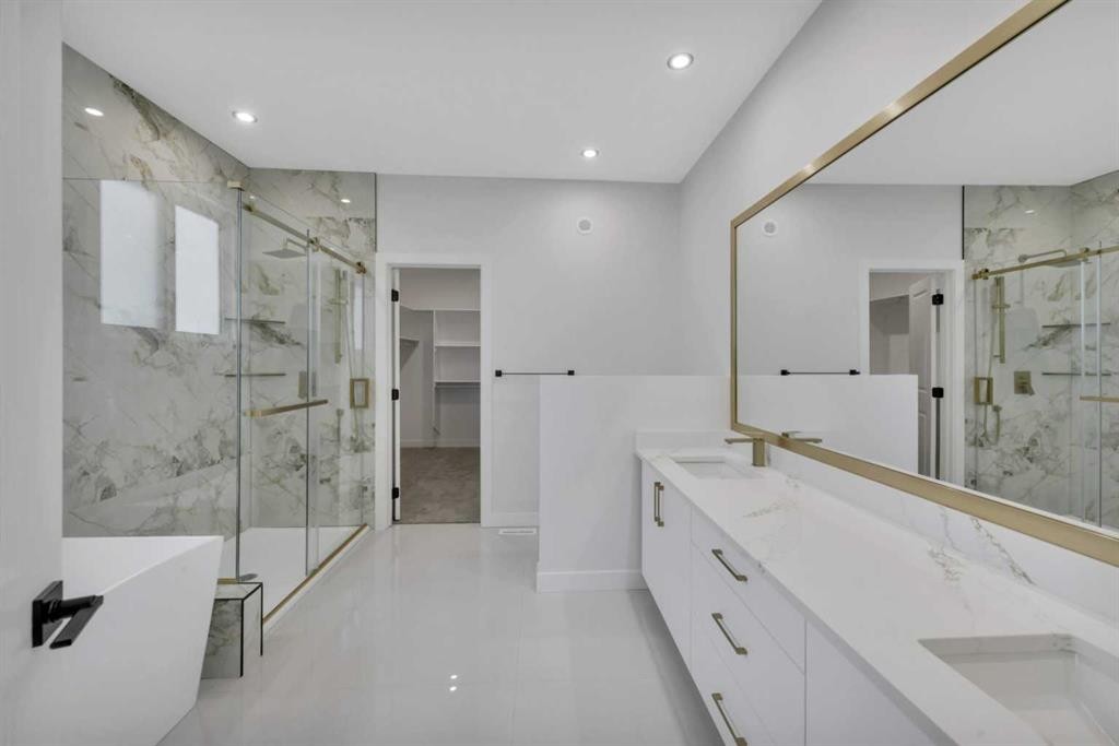 47 Everson Close, Red Deer, AB - Indoor Photo Showing Bathroom