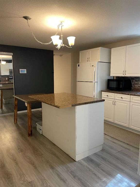 202 Railway Avenue, Veteran, AB - Indoor Photo Showing Kitchen