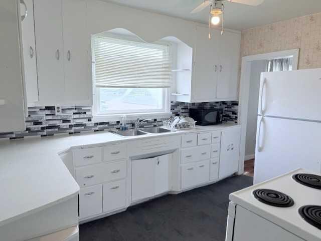 5040 51 Street, Hardisty, AB - Indoor Photo Showing Kitchen With Double Sink