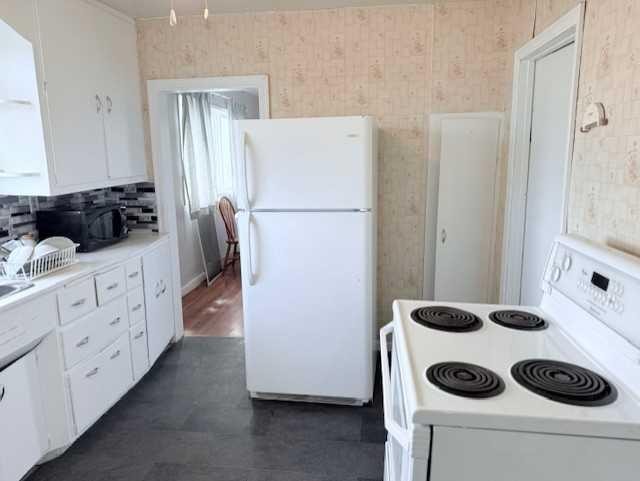 5040 51 Street, Hardisty, AB - Indoor Photo Showing Kitchen