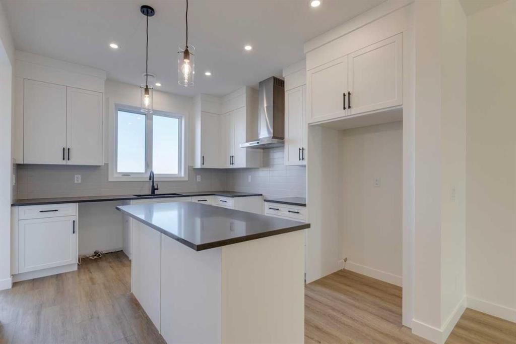 8546 Huxbury Drive Ne, Calgary, AB - Indoor Photo Showing Kitchen