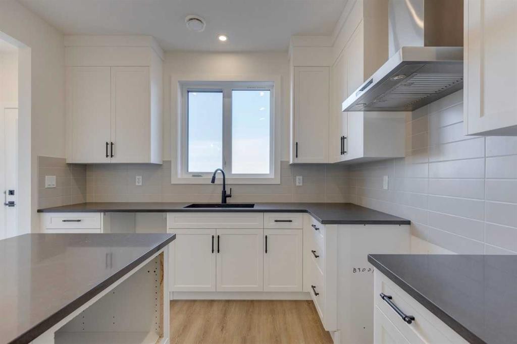 8546 Huxbury Drive Ne, Calgary, AB - Indoor Photo Showing Kitchen
