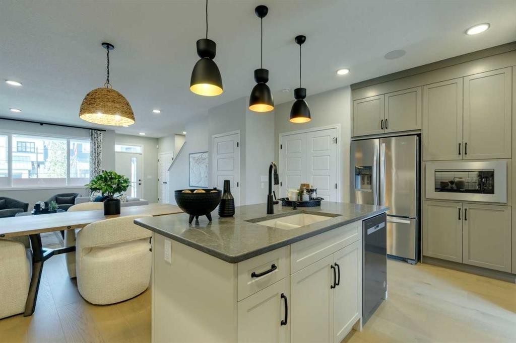 174 Mitchell Road Nw, Calgary, AB - Indoor Photo Showing Kitchen With Upgraded Kitchen