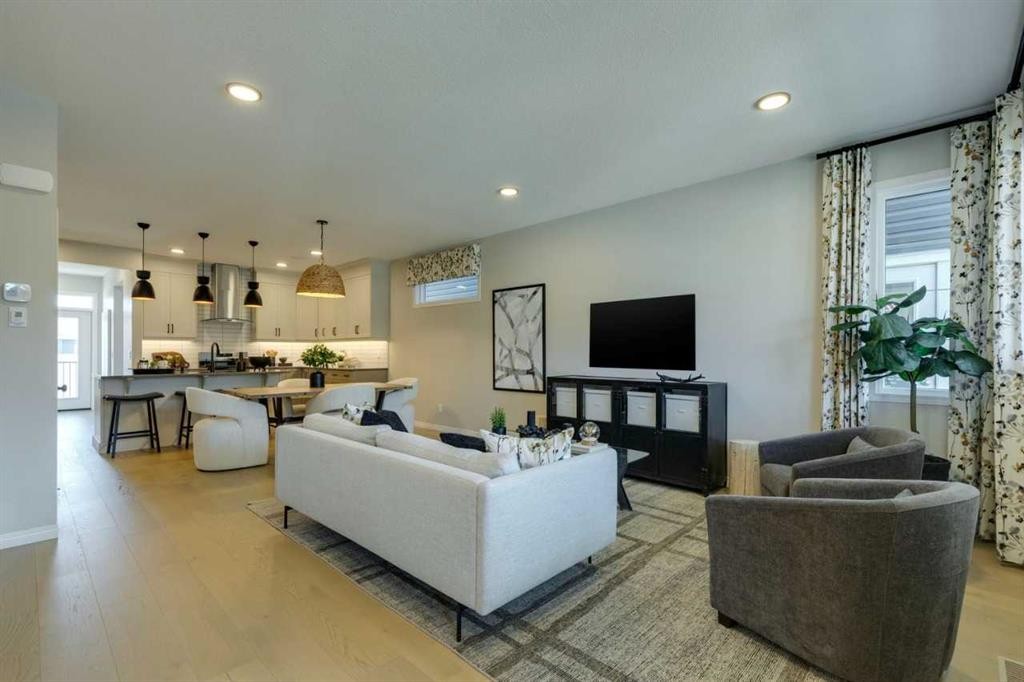 174 Mitchell Road Nw, Calgary, AB - Indoor Photo Showing Living Room