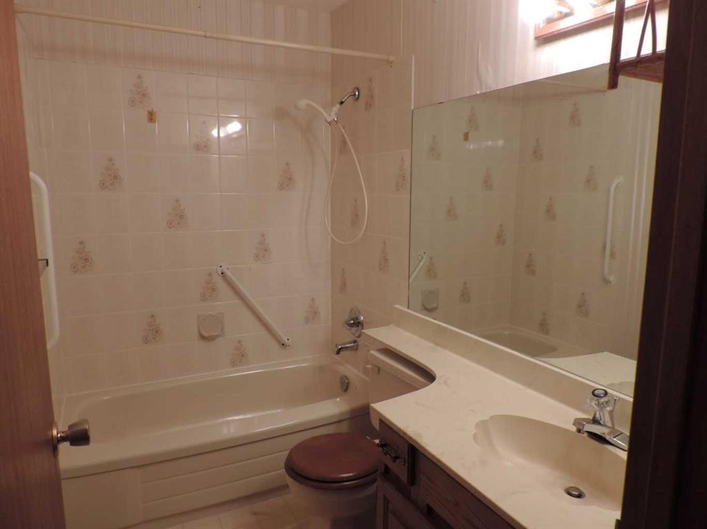 4737 54 Avenue, Rimbey, AB - Indoor Photo Showing Bathroom
