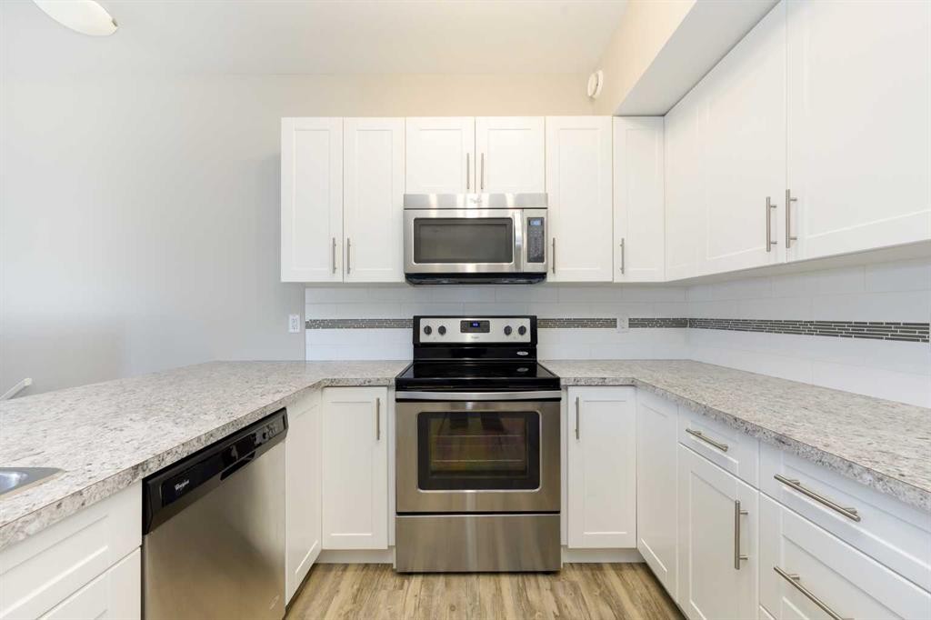 D3-5300 Vista Trail, Blackfalds, AB - Indoor Photo Showing Kitchen With Stainless Steel Kitchen