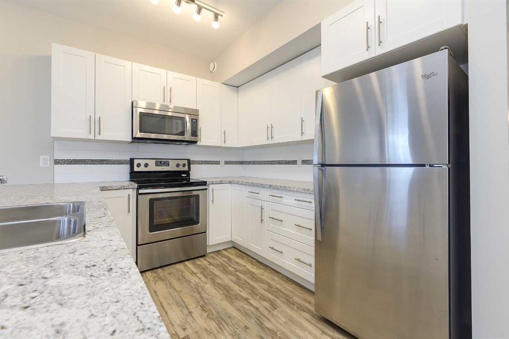 D3-5300 Vista Trail, Blackfalds, AB - Indoor Photo Showing Kitchen With Stainless Steel Kitchen With Double Sink