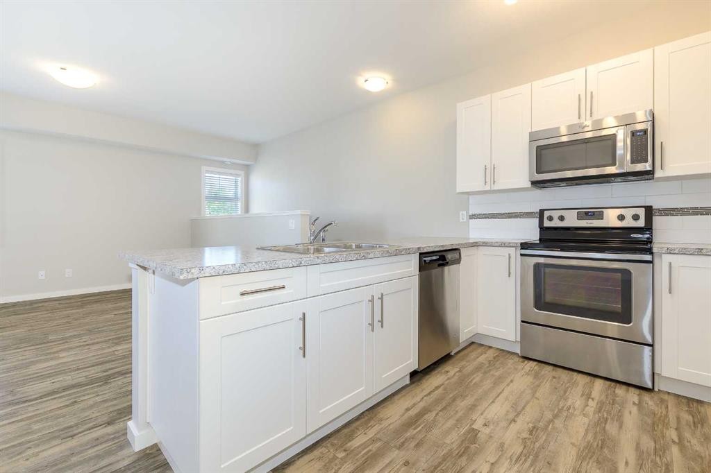 D3-5300 Vista Trail, Blackfalds, AB - Indoor Photo Showing Kitchen With Stainless Steel Kitchen