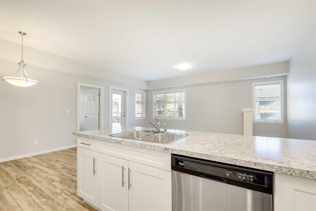 D3-5300 Vista Trail, Blackfalds, AB - Indoor Photo Showing Kitchen With Double Sink