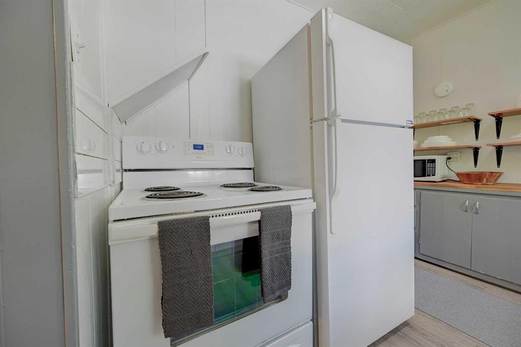 4738 50 Street East, Sylvan Lake, AB - Indoor Photo Showing Kitchen