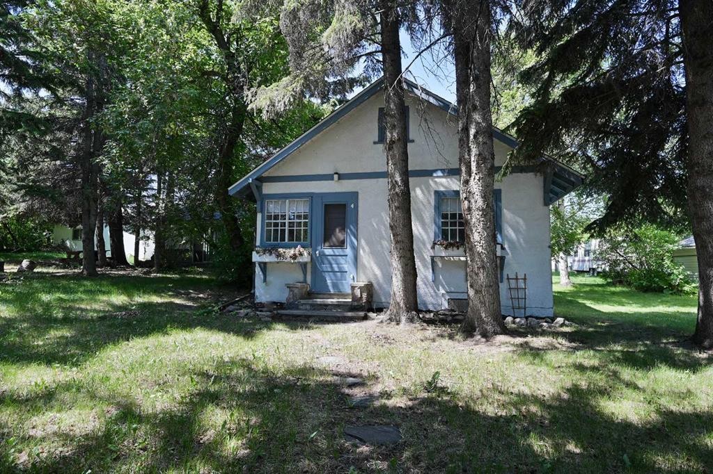 4738 50 Street East, Sylvan Lake, AB - Outdoor