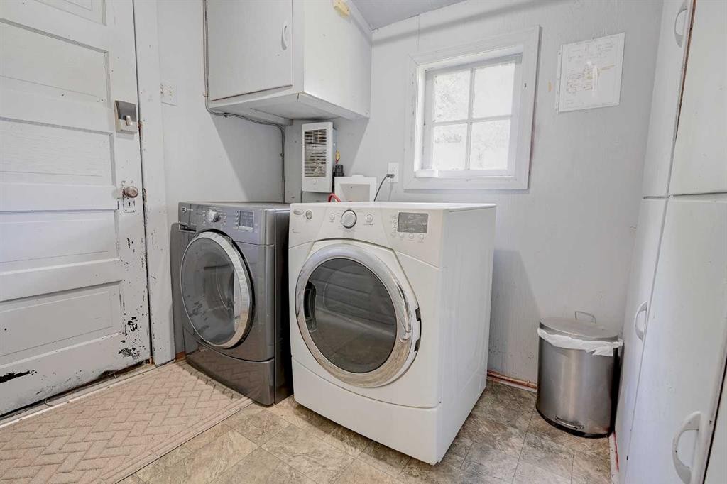4738 50 Street East, Sylvan Lake, AB - Indoor Photo Showing Laundry Room