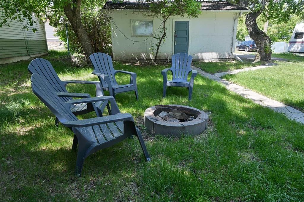 4738 50 Street East, Sylvan Lake, AB - Outdoor