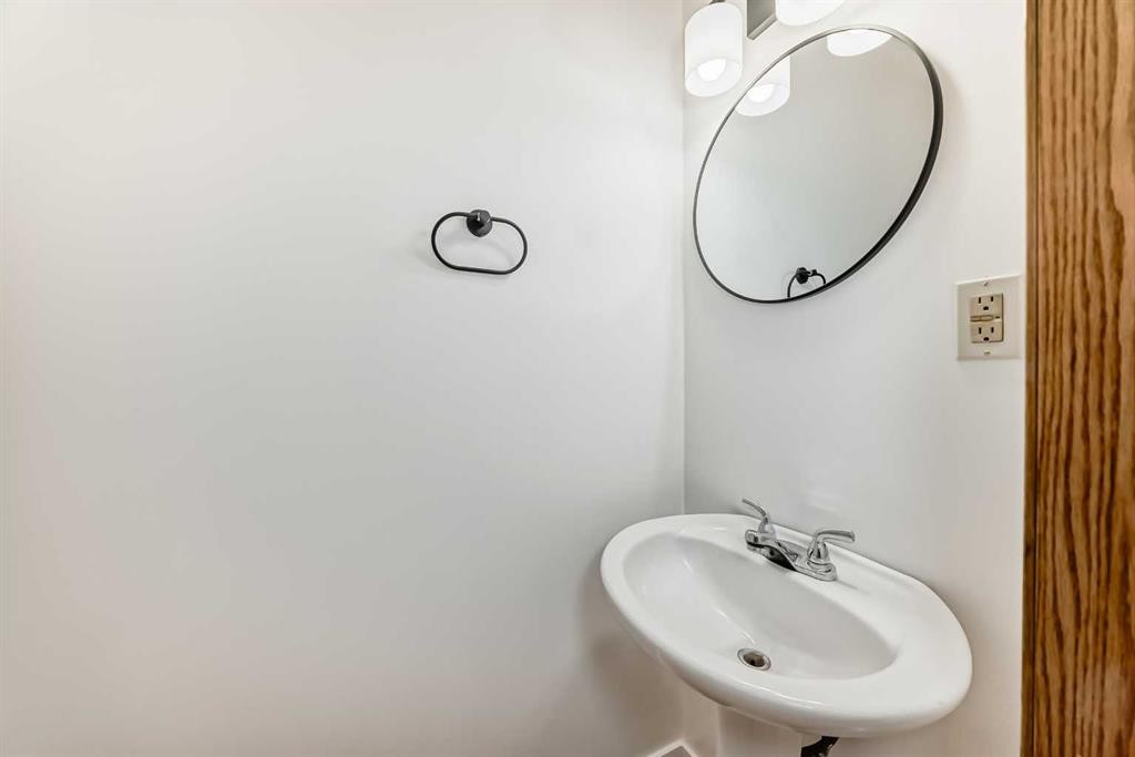 7352 59 Avenue, Red Deer, AB - Indoor Photo Showing Bathroom