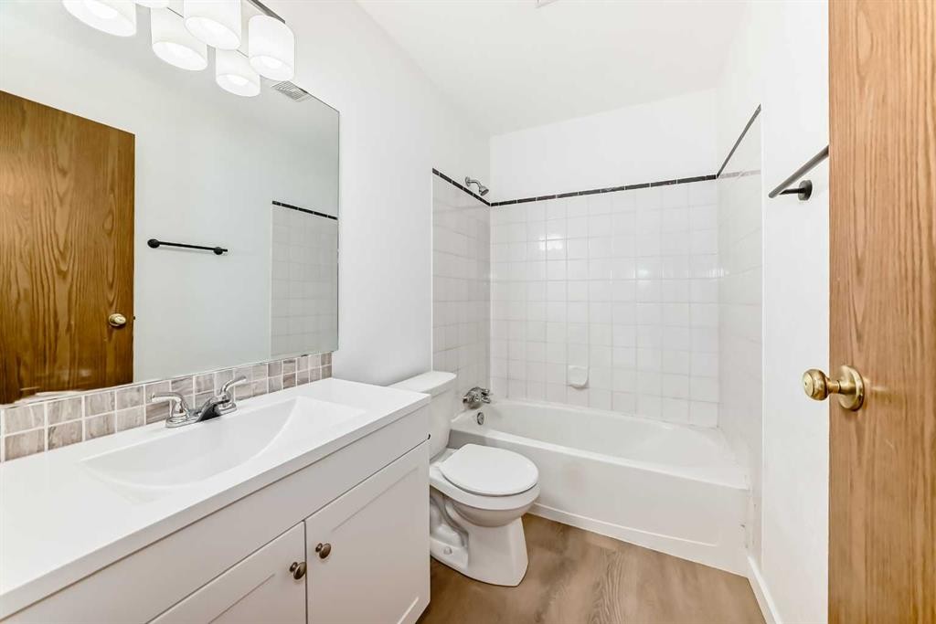 7352 59 Avenue, Red Deer, AB - Indoor Photo Showing Bathroom
