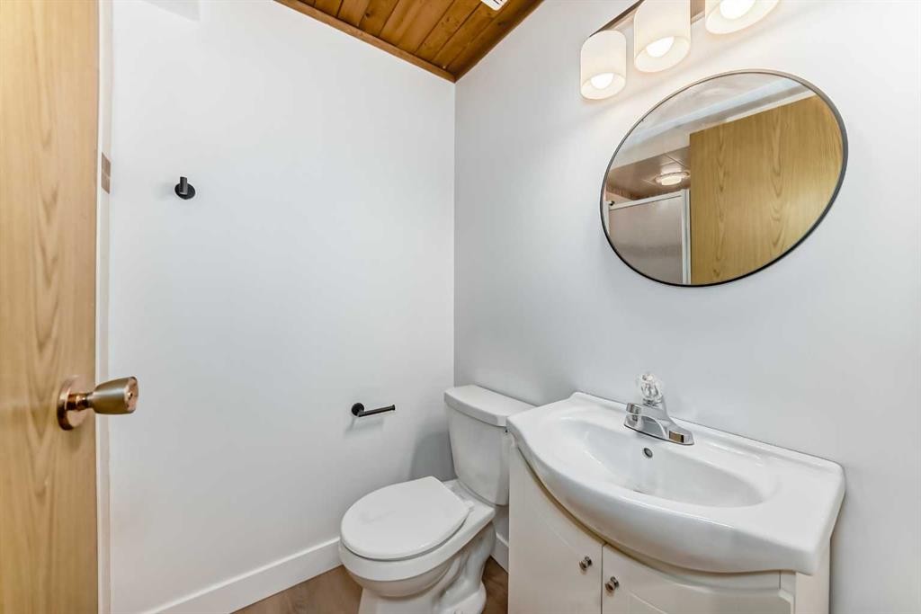 7352 59 Avenue, Red Deer, AB - Indoor Photo Showing Bathroom