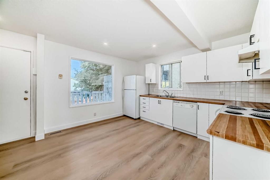 7352 59 Avenue, Red Deer, AB - Indoor Photo Showing Kitchen With Double Sink