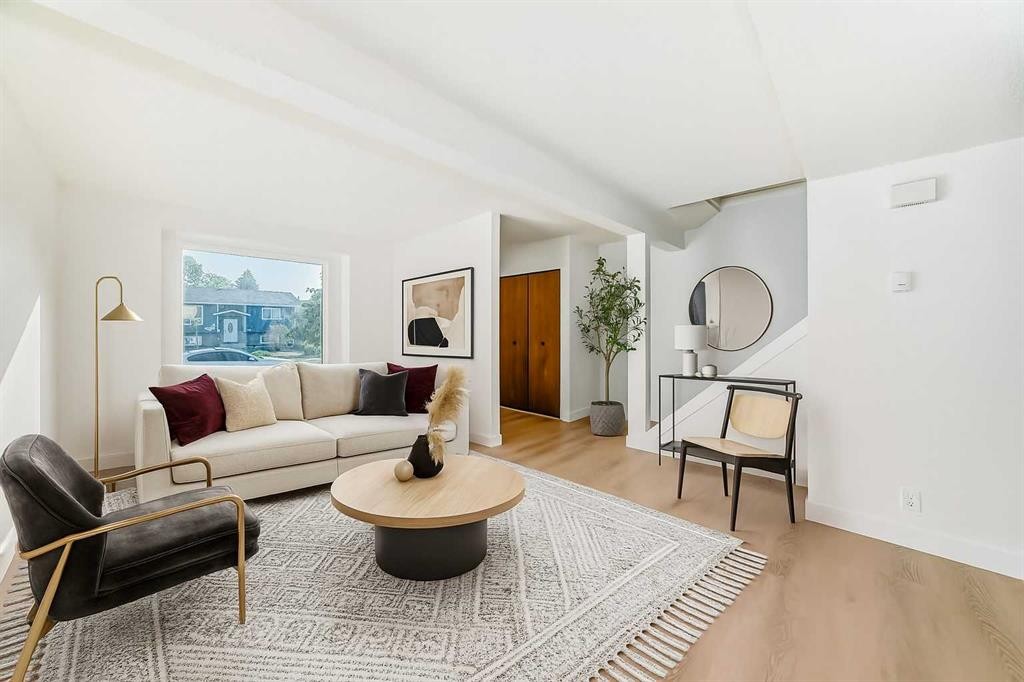 7352 59 Avenue, Red Deer, AB - Indoor Photo Showing Living Room