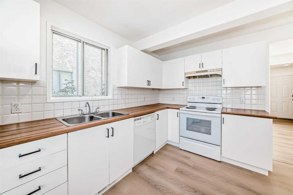 7352 59 Avenue, Red Deer, AB - Indoor Photo Showing Kitchen With Double Sink