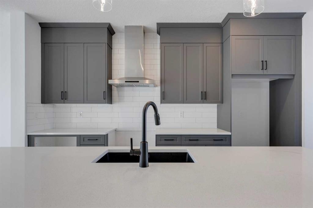 95 Southborough Crescent, Cochrane, AB - Indoor Photo Showing Kitchen With Upgraded Kitchen