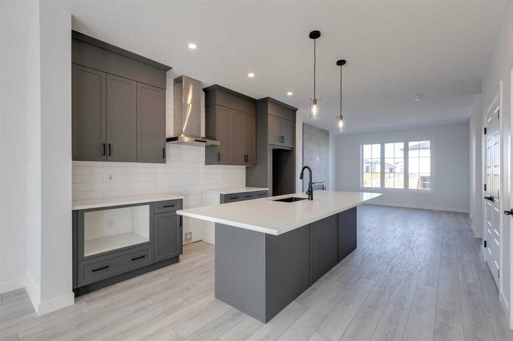 95 Southborough Crescent, Cochrane, AB - Indoor Photo Showing Kitchen With Upgraded Kitchen