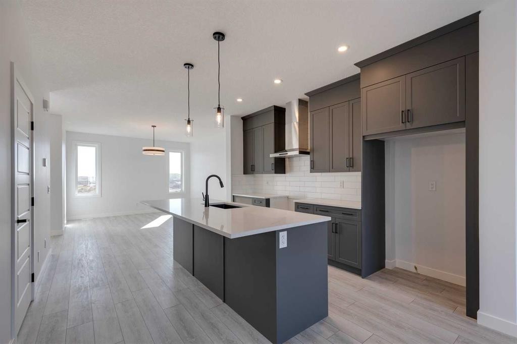 95 Southborough Crescent, Cochrane, AB - Indoor Photo Showing Kitchen With Upgraded Kitchen