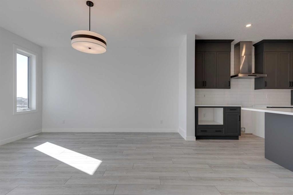 95 Southborough Crescent, Cochrane, AB - Indoor Photo Showing Kitchen