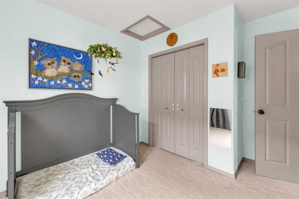 21 Hunter Road, Sylvan Lake, AB - Indoor Photo Showing Bedroom