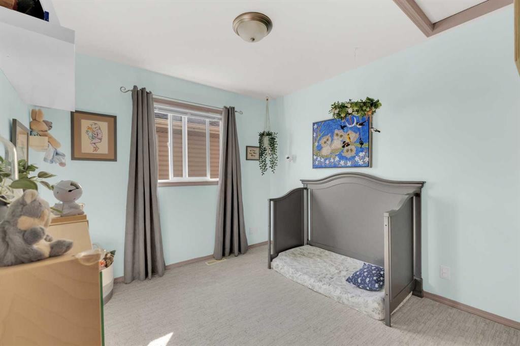 21 Hunter Road, Sylvan Lake, AB - Indoor Photo Showing Bedroom