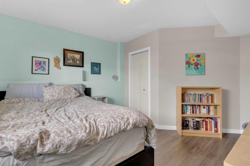 21 Hunter Road, Sylvan Lake, AB - Indoor Photo Showing Bedroom