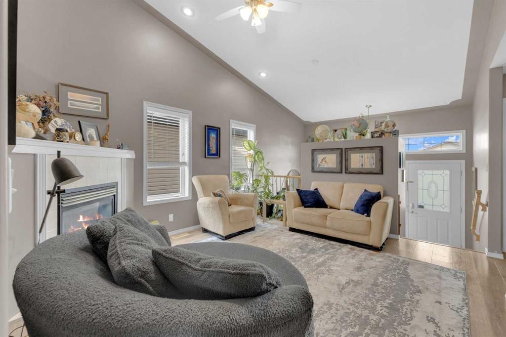 21 Hunter Road, Sylvan Lake, AB - Indoor Photo Showing Living Room With Fireplace
