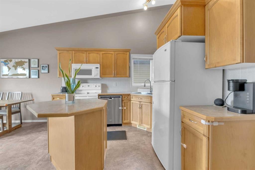 21 Hunter Road, Sylvan Lake, AB - Indoor Photo Showing Kitchen