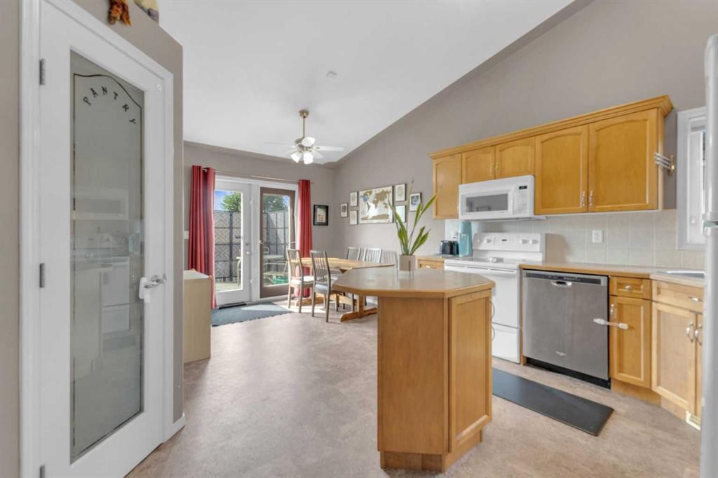 21 Hunter Road, Sylvan Lake, AB - Indoor Photo Showing Kitchen