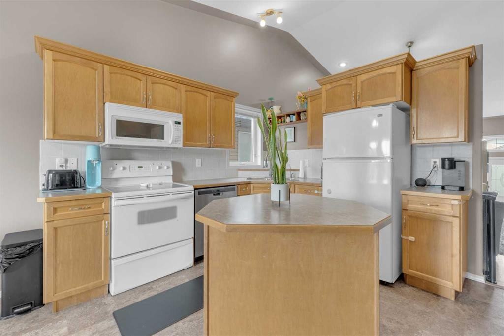 21 Hunter Road, Sylvan Lake, AB - Indoor Photo Showing Kitchen