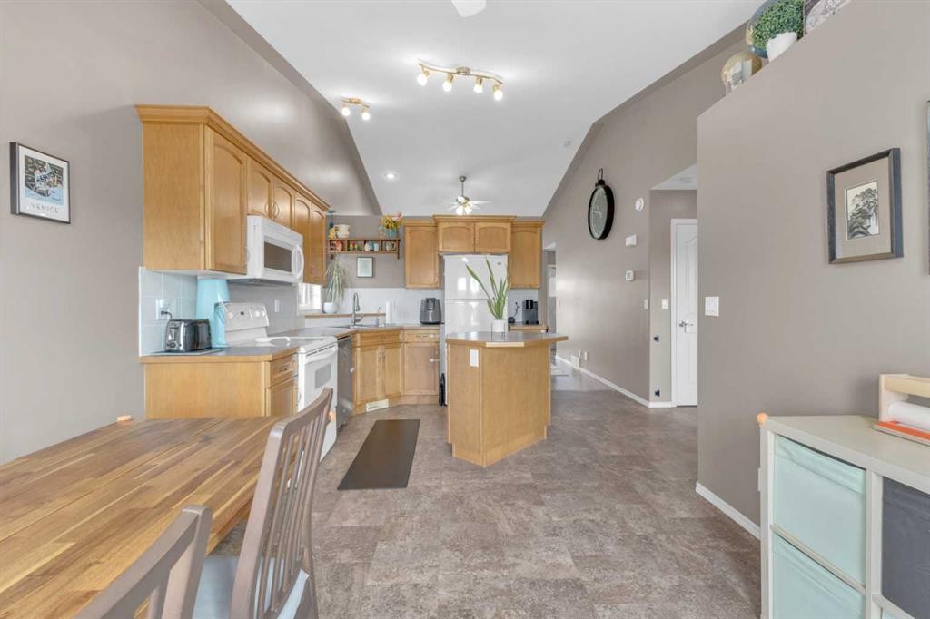 21 Hunter Road, Sylvan Lake, AB - Indoor Photo Showing Kitchen