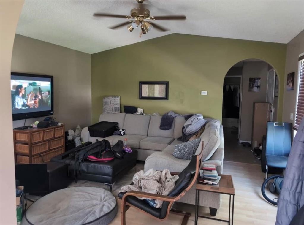 4803 52 Street, Lougheed, AB - Indoor Photo Showing Living Room