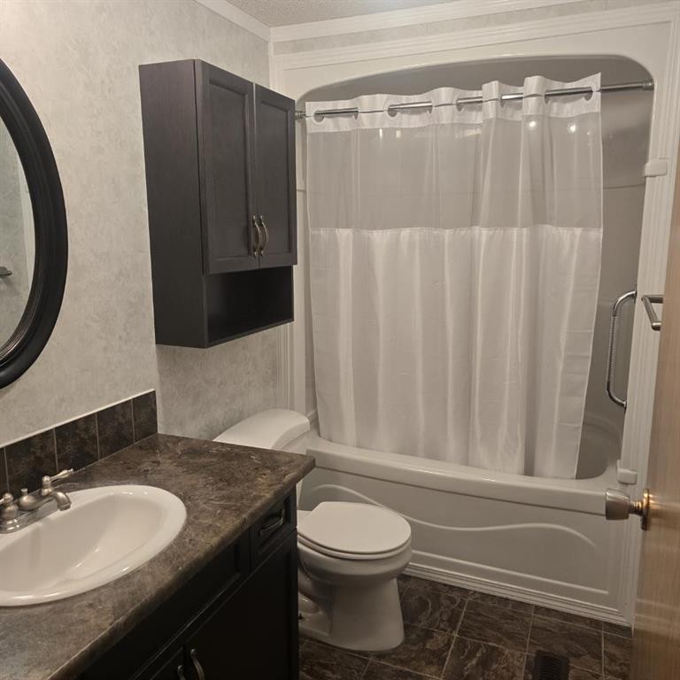 4824 52 Street, Lougheed, AB - Indoor Photo Showing Bathroom