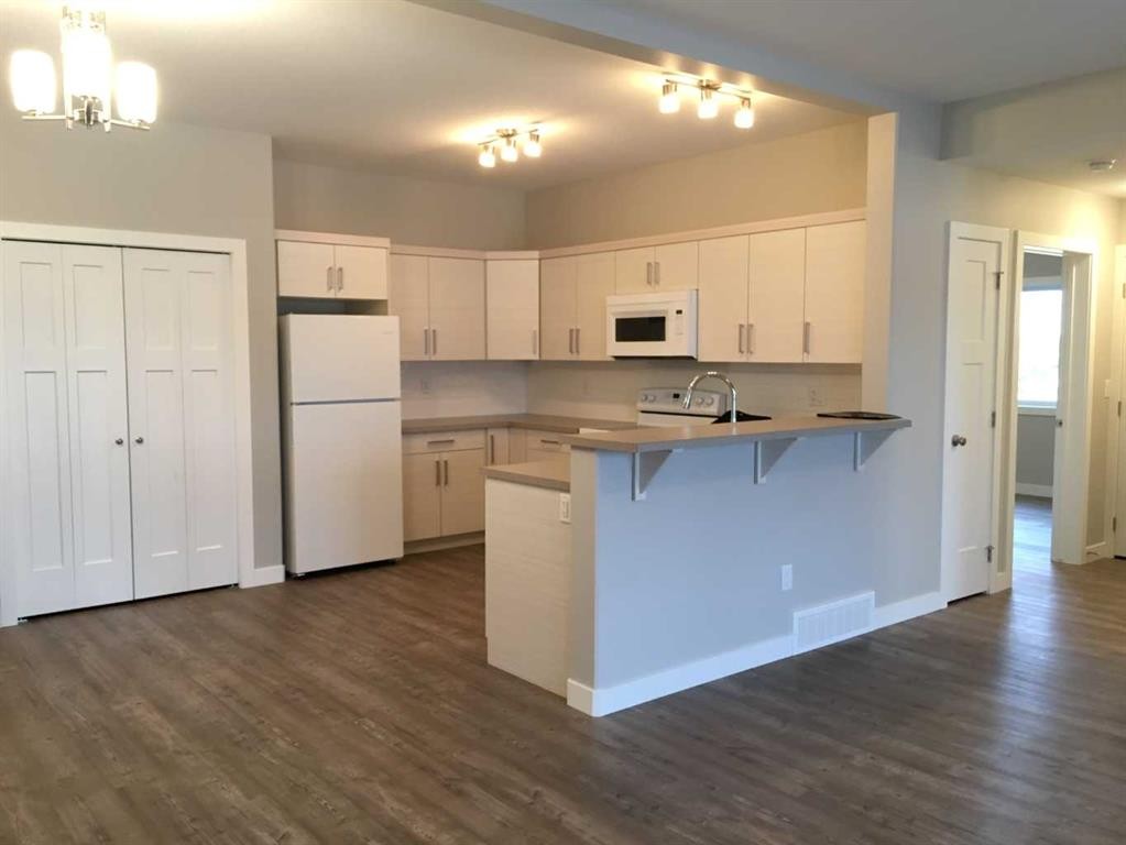 61 Maclean Close, Blackfalds, AB - Indoor Photo Showing Kitchen