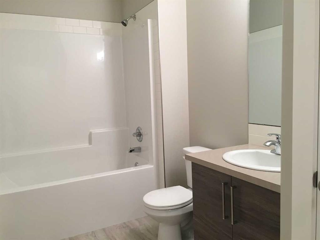 61 Maclean Close, Blackfalds, AB - Indoor Photo Showing Bathroom