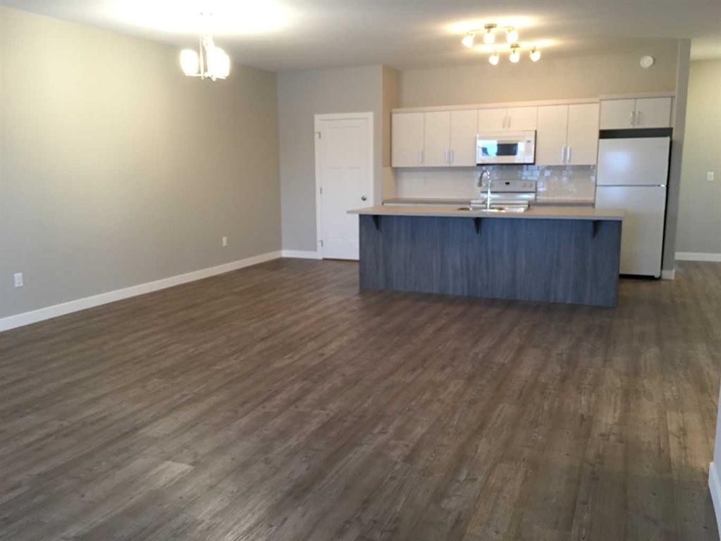 61 Maclean Close, Blackfalds, AB - Indoor Photo Showing Kitchen