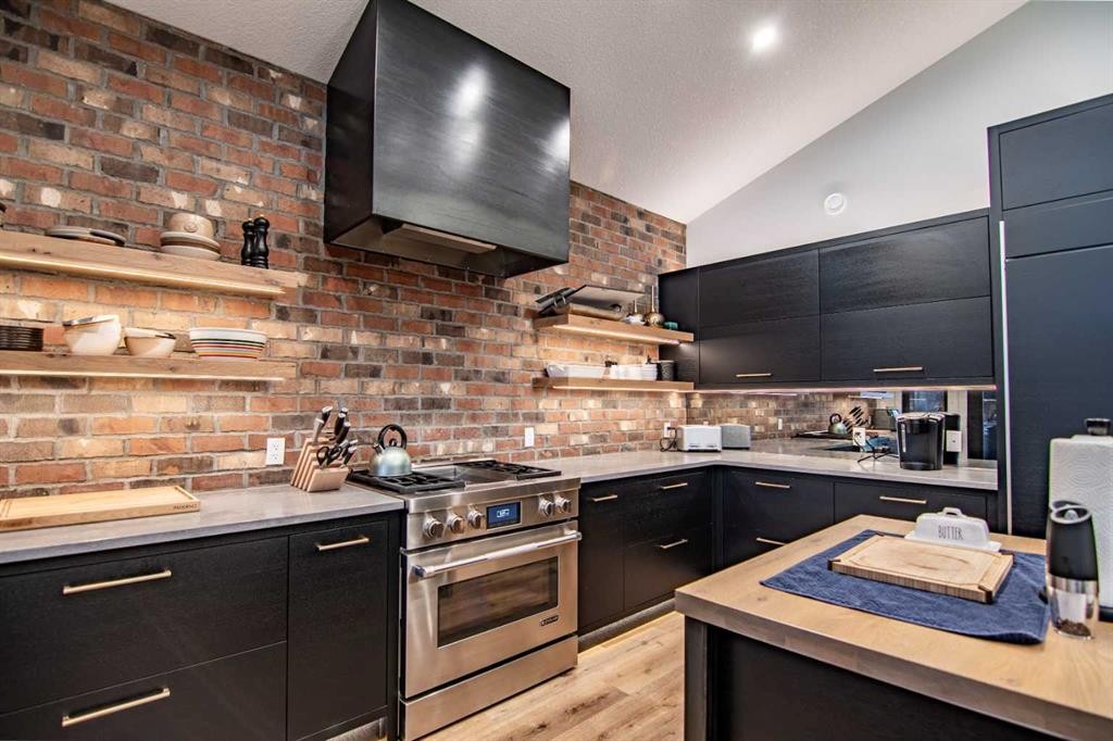 3417 Lakeshore Drive, Sylvan Lake, AB - Indoor Photo Showing Kitchen