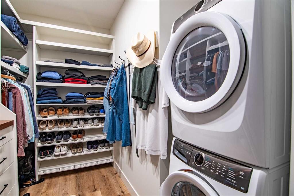 3417 Lakeshore Drive, Sylvan Lake, AB - Indoor Photo Showing Laundry Room