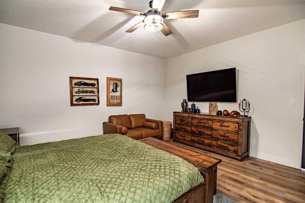 3417 Lakeshore Drive, Sylvan Lake, AB - Indoor Photo Showing Bedroom