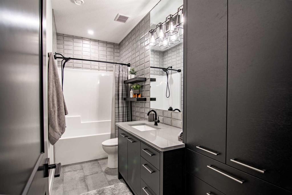 3417 Lakeshore Drive, Sylvan Lake, AB - Indoor Photo Showing Bathroom