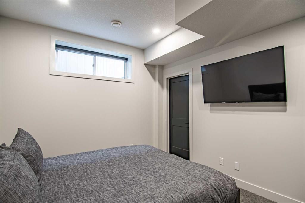 3417 Lakeshore Drive, Sylvan Lake, AB - Indoor Photo Showing Bedroom